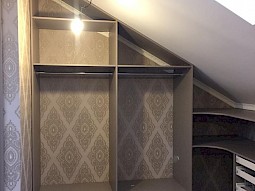 Гардеробная на мансарду на заказ