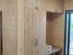 Прихожая с антресолями на дачу