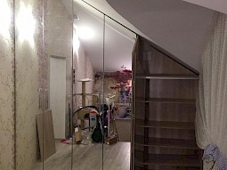 Скошенный шкаф в мансарду на заказ